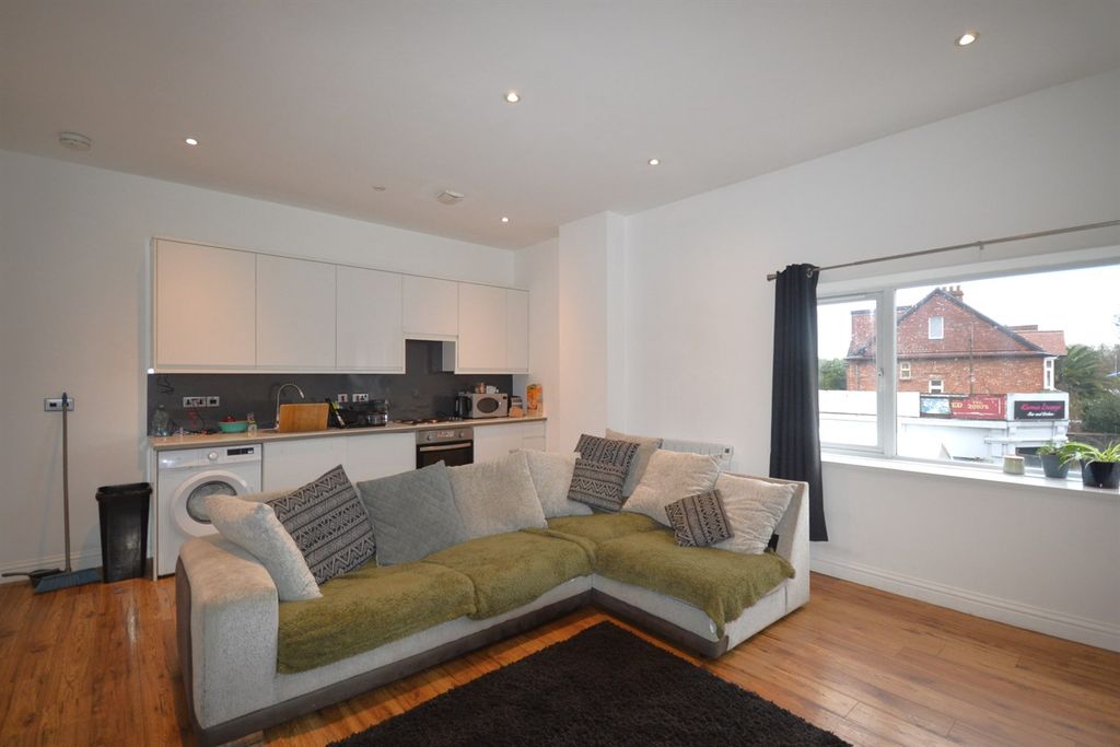 Studio to rentFlat 5 Juniper House, 56A New Broadway, Worthing, West Sussex BN11