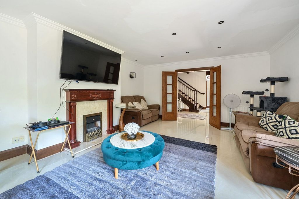 Additional image 6 of 5 bed detached house to rentFishery Road, Maidenhead SL6