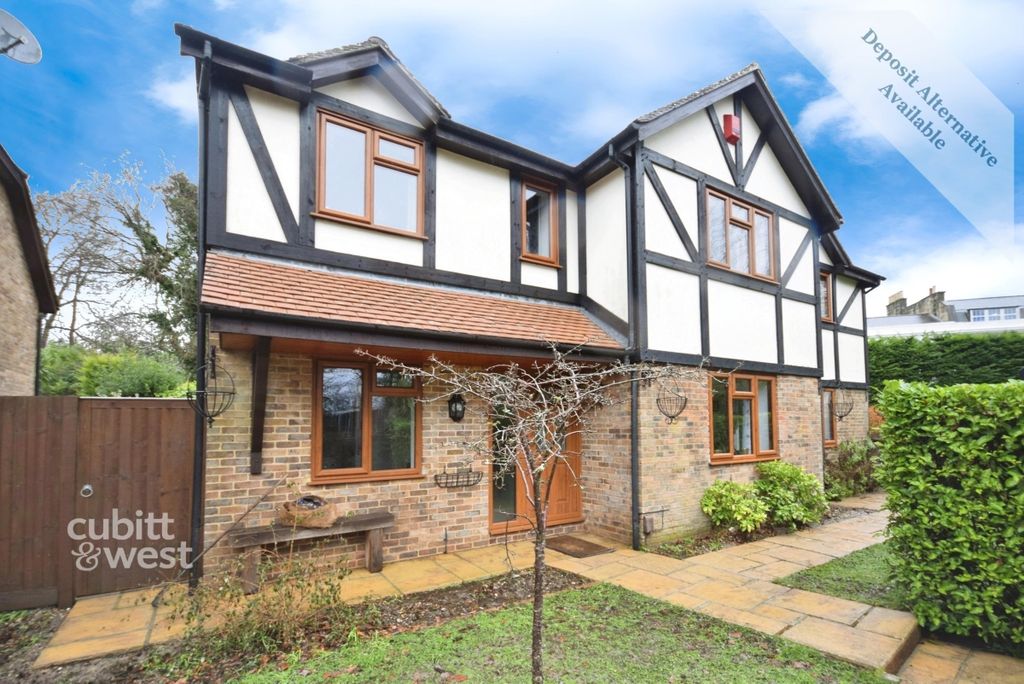 Additional image 3 of 6 bed detached house to rentCrawley Lane, Crawley RH10