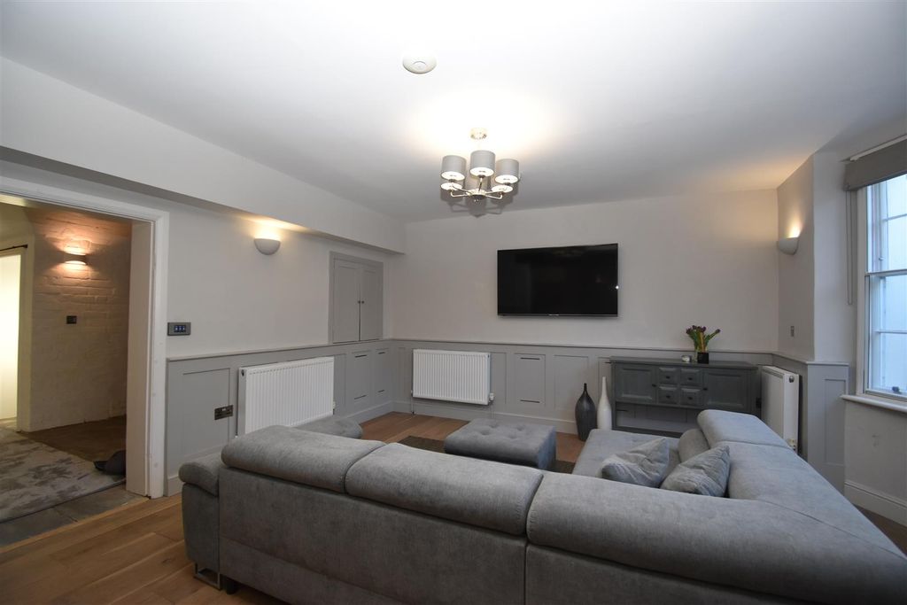 Additional image 3 of 2 bed flat to rentClarendon Crescent, Leamington Spa CV32