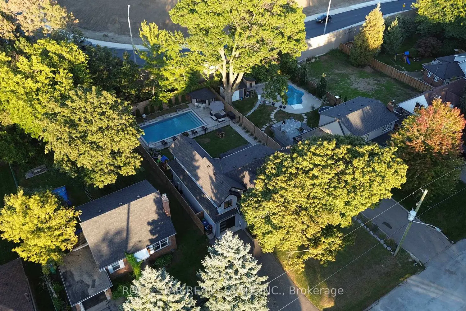 Additional image 7 of 2055 Courtland Crescent