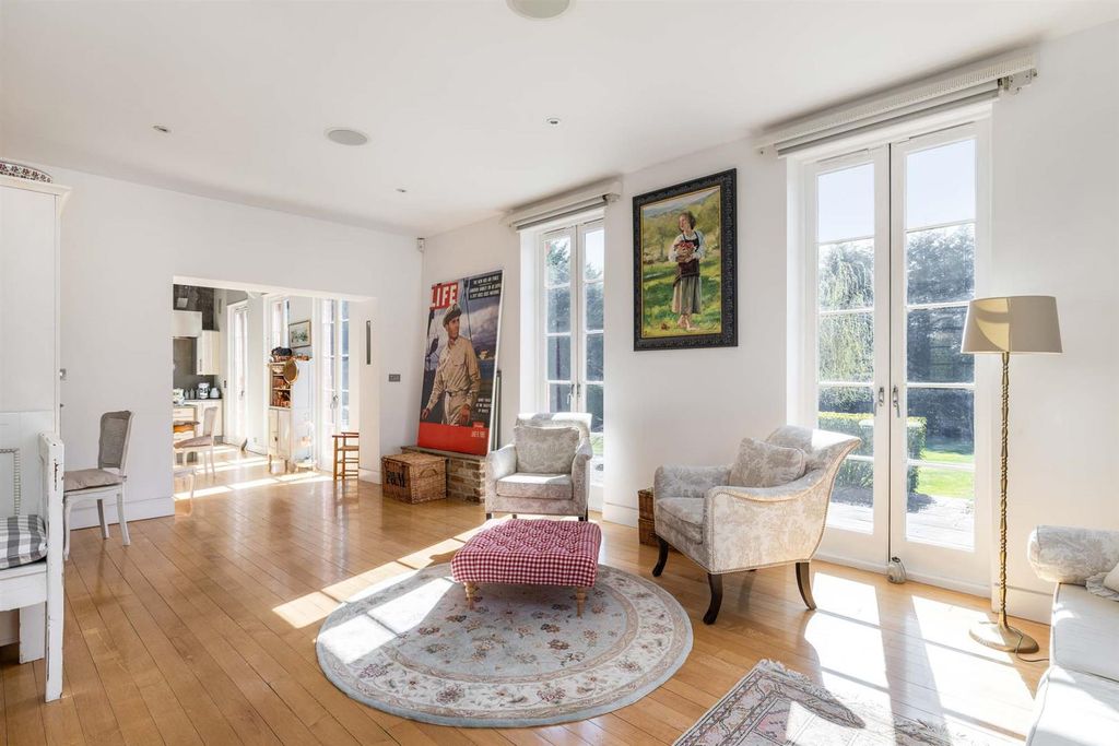 5 bed property to rentBishopsgate Road, Englefield Green TW20 photo 5
