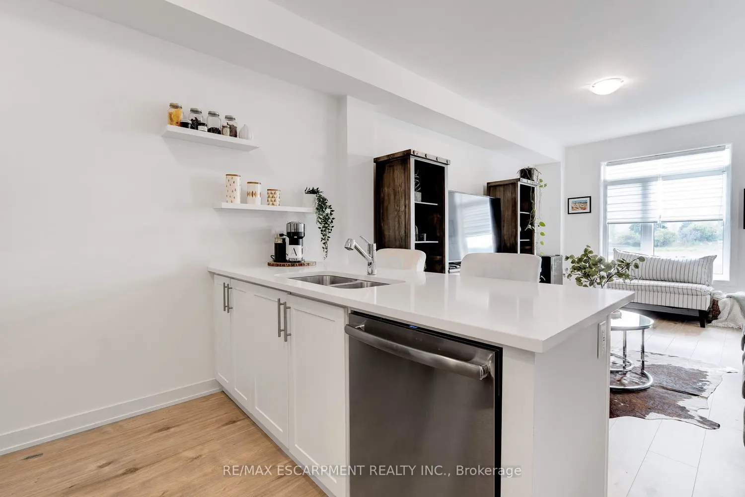 Additional image 5 of 590 North Service Road 46