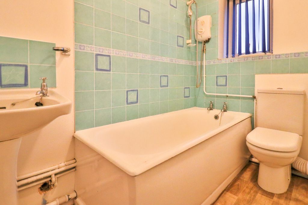 Additional image 6 of 2 bed flat to rentFlat 4, 2nd Floor Flat, Express Buildings, 2A Howsell Road, Malvern WR14