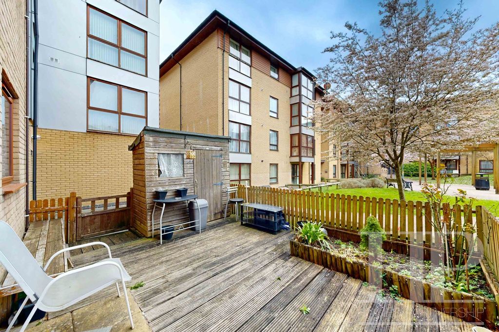3 bed maisonette to rentCommonwealth Drive, Rampling Court Commonwealth Drive RH10 photo 4
