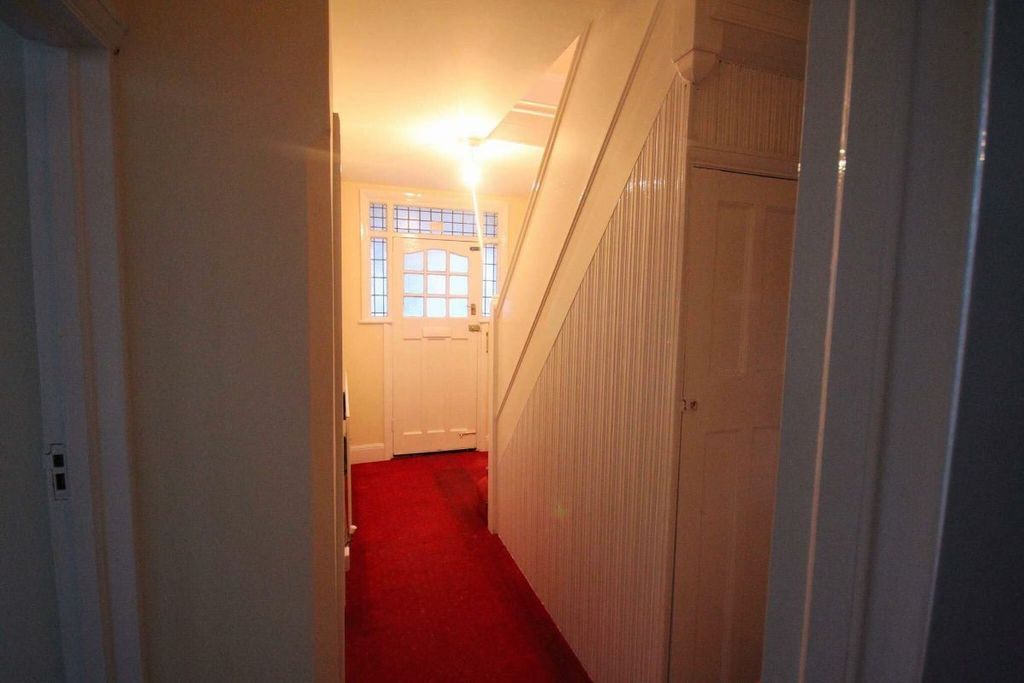 Additional image 2 of 3 bed semi-detached house to rentSherwood Road, Luton LU4