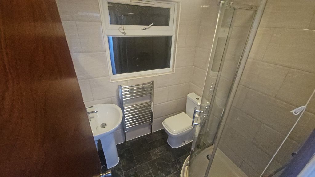 Additional image 7 of 8 bed shared accommodation to rentBiscot Road, Luton LU3