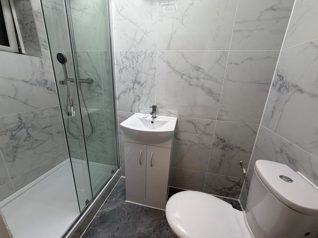 Studio to rentHigh Road, Southampton SO16 photo 2