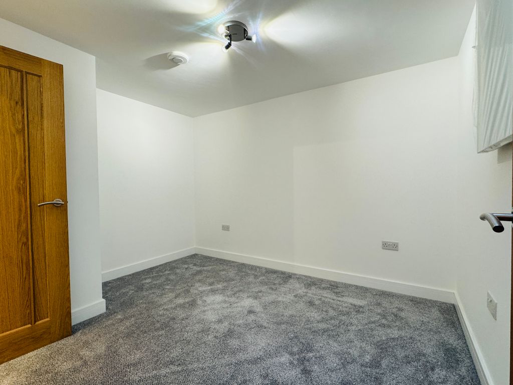 2 bed flat to rentCarmarthen SA31 photo 2