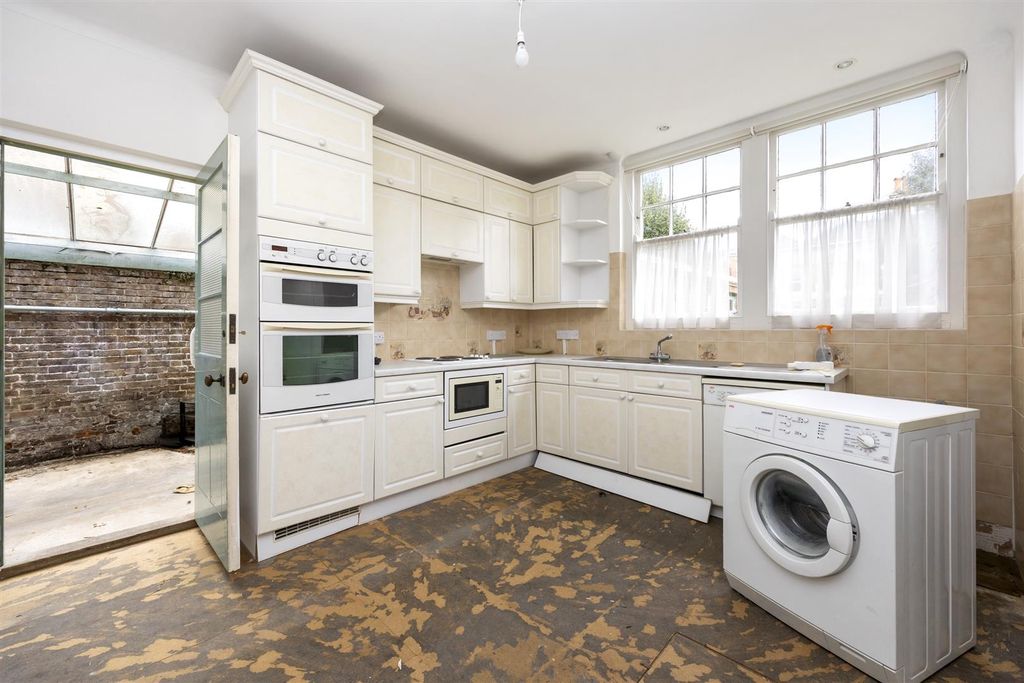 Additional image 17 of 4 bed detached house to rentBeccles Road, Worthing BN11
