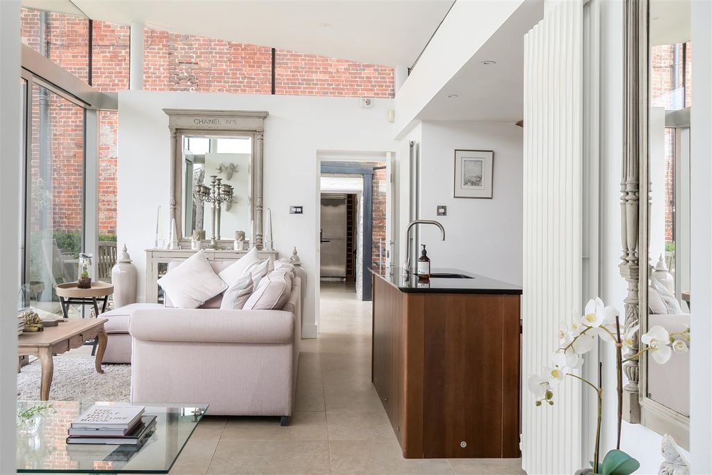 Additional image 20 of 6 bed detached house to rentPelhams Walk, Esher KT10