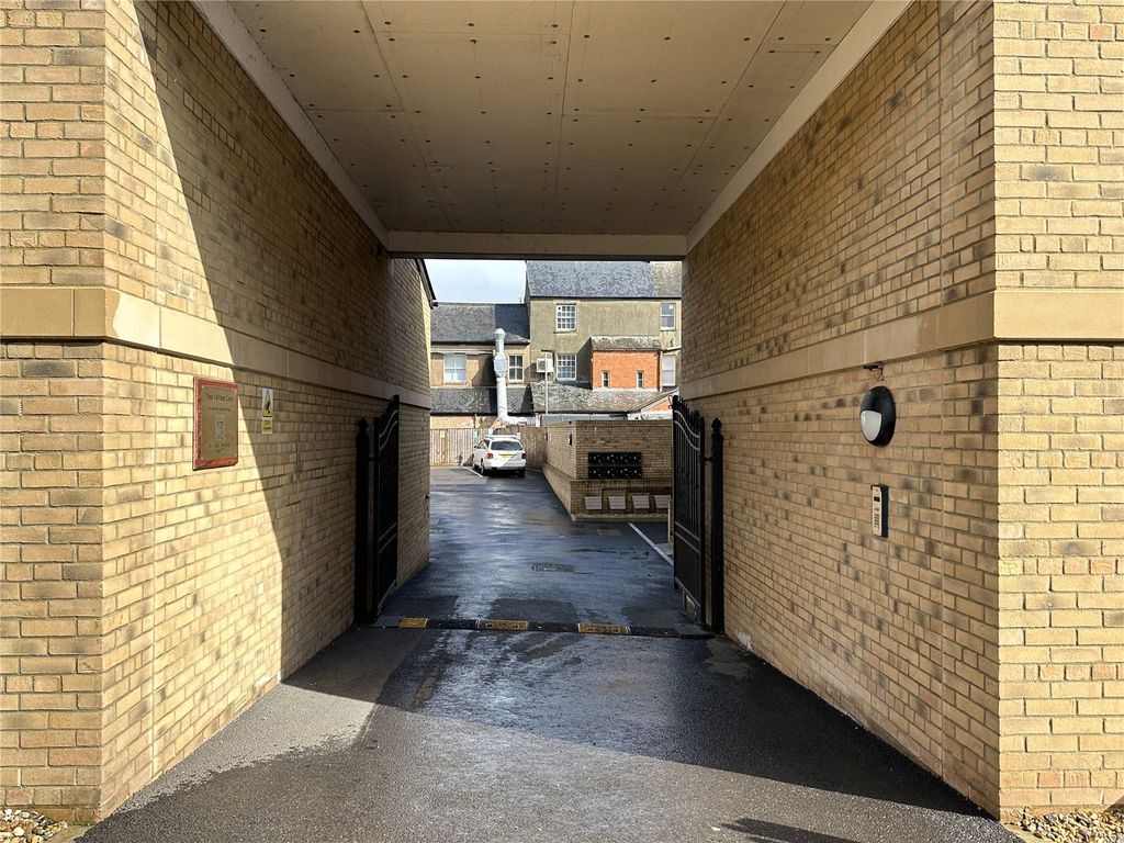 Additional image 10 of 2 bed flat to rentWood Street, Taunton, Somerset TA1