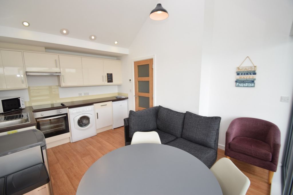 3 bed flat to rentMarket Street, Falmouth TR11