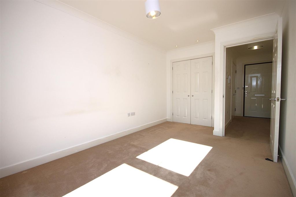 Additional image 7 of 2 bed flat to rentHighbury Drive, Leatherhead KT22