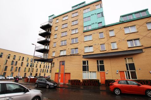 Queen Elizabeth Gardens, New Gorbals, Glasgow G5