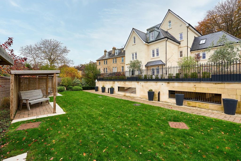 2 bed flat to rentBloomfield Park, Bath BA2 photo 2