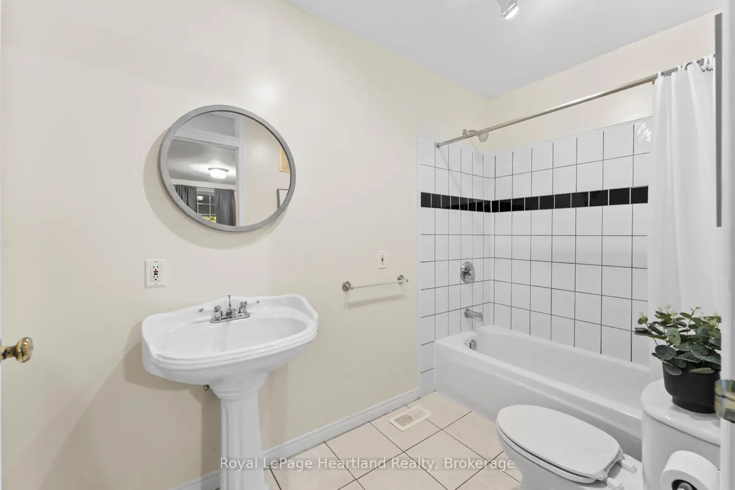 Additional image 7 of 5 The Square