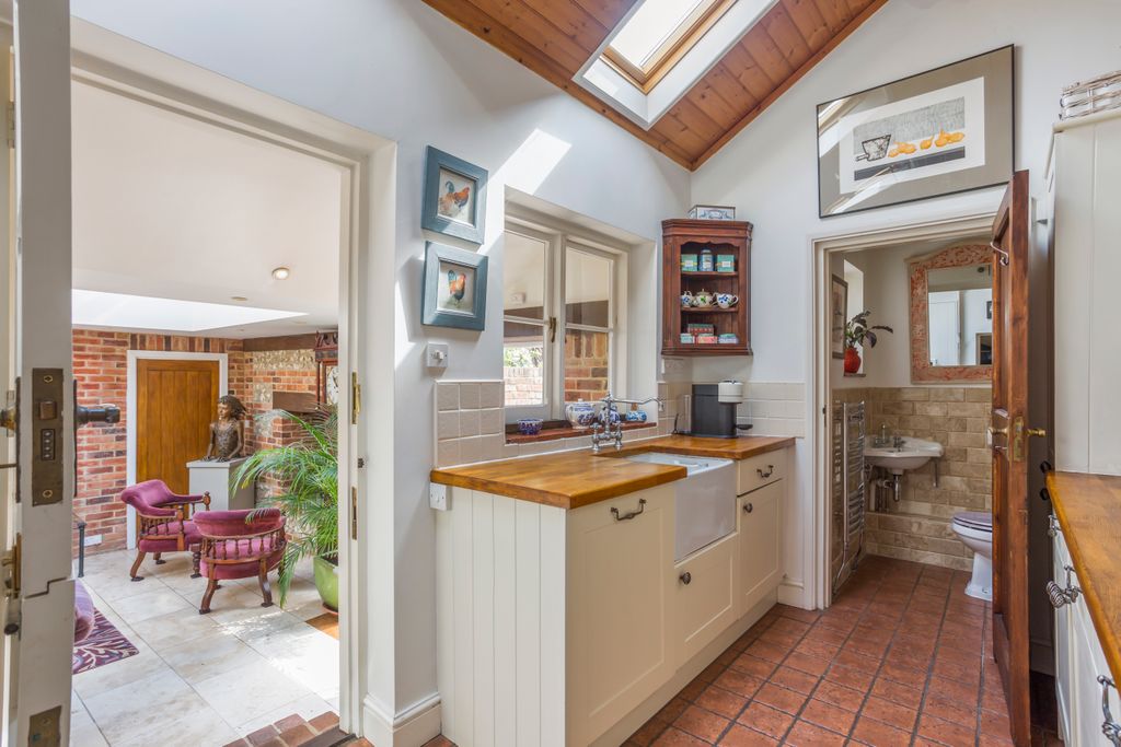 Additional image 5 of 3 bed town house to rentHigh Street, Hungerford RG17