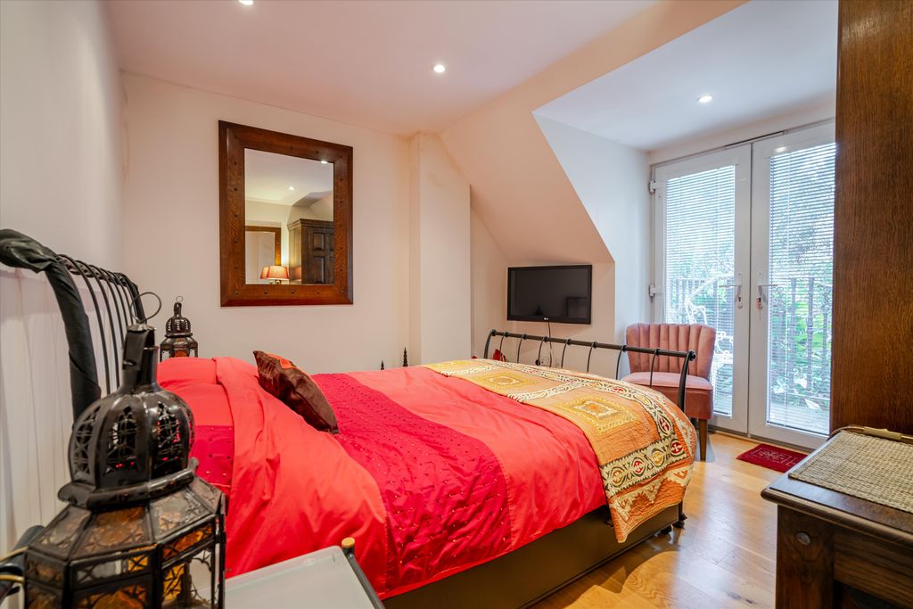 Additional image 12 of 6 bed detached house to rentKennel Avenue, Ascot, Berkshire SL5