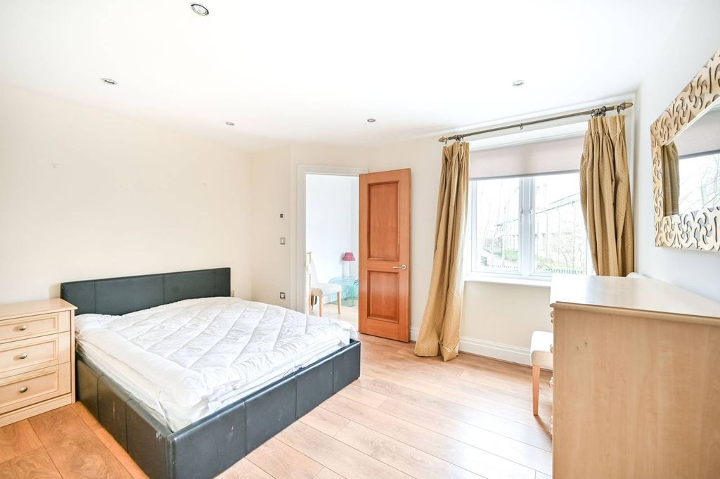Additional image 8 of 3 bed flat to rentStrand Drive, Kew, Richmond TW9