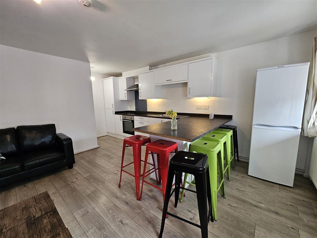 5 bed shared accommodation to rent5 The Forum, Tiverton Way, Cambridge - Group Saver CB1 photo 2