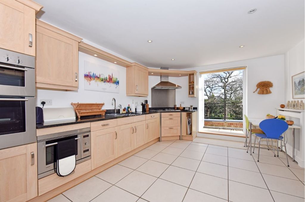 Additional image 4 of 3 bed flat to rentEthorpe House, Packhorse Road, Gerrards Cross, Buckinghamshire SL9