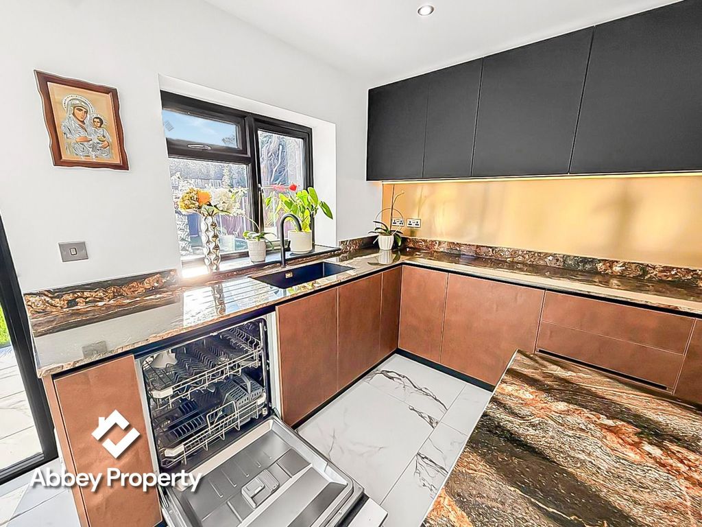 Additional image 7 of 5 bed semi-detached house to rentPriestleys, Luton LU1