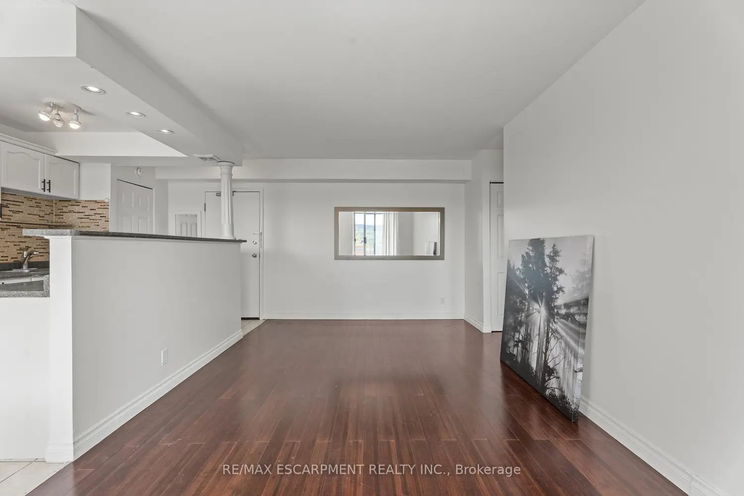 Additional image 11 of 851 Queenston Road 505