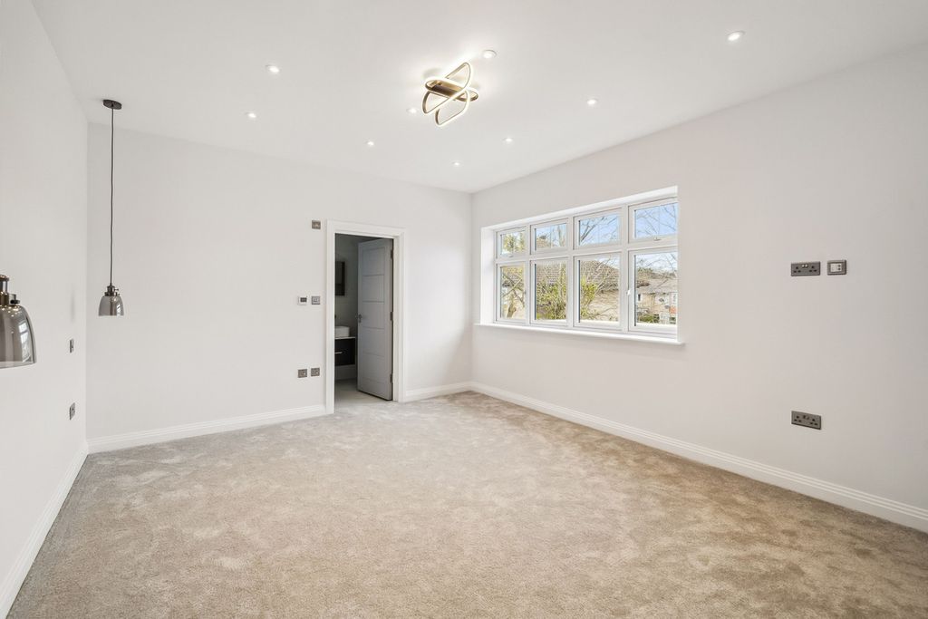 Additional image 5 of 5 bed detached house to rentThe Avenue, Ascot SL5