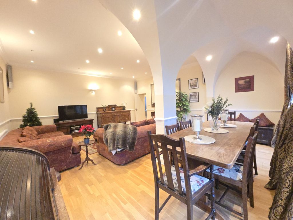 Additional image 4 of 2 bed flat to rentConvent Court, Windsor SL4