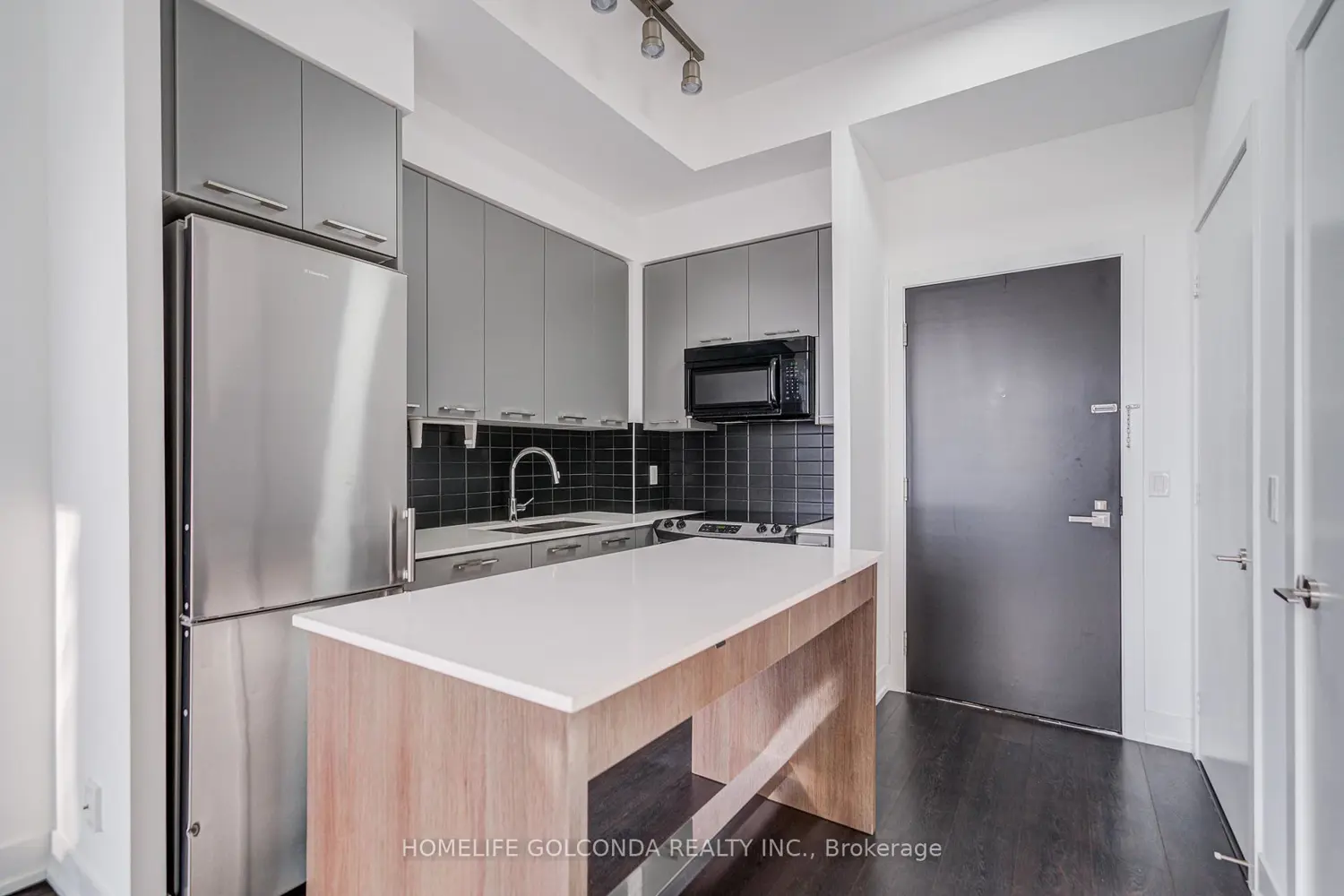 9471 Yonge Street 334 photo 5
