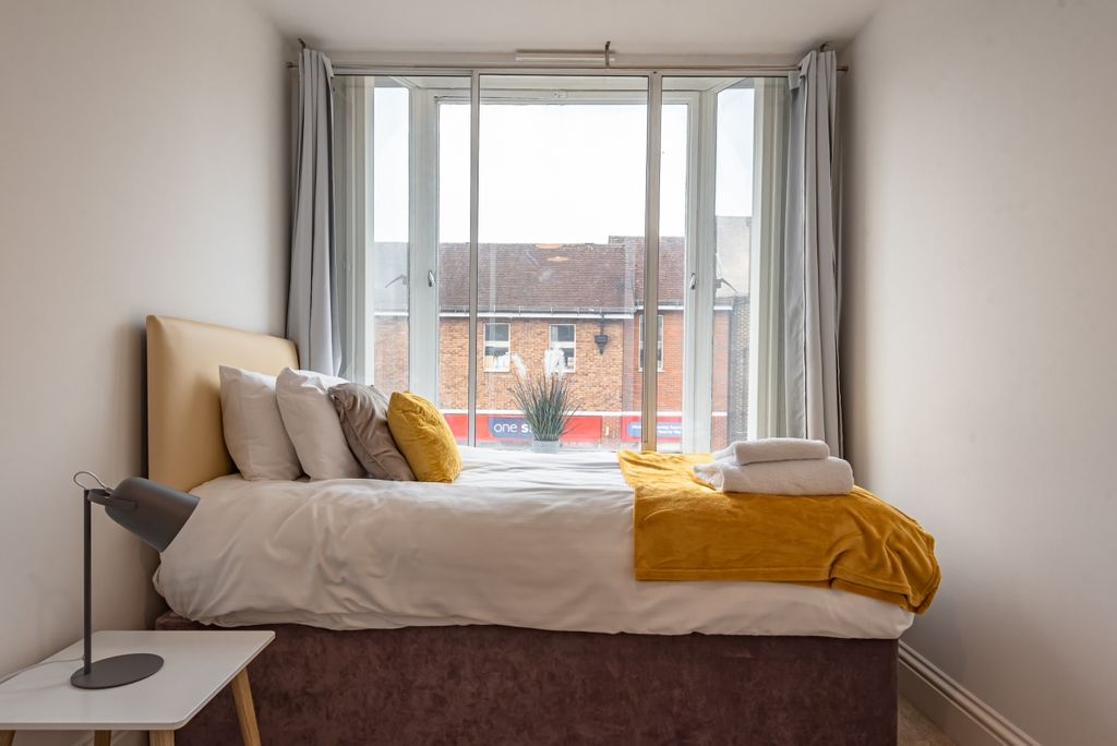 Additional image 6 of 2 bed flat to rentBear Lane, Newbury RG14