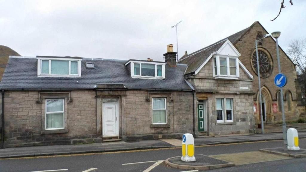 3 bed semi-detached house to rentHigh Street, Tillicoultry, Clackmannanshire FK13