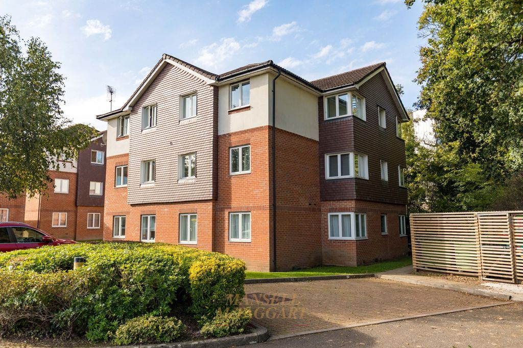 2 bed flat to rentThree Bridges Road, Elmcroft Court RH10 photo 2