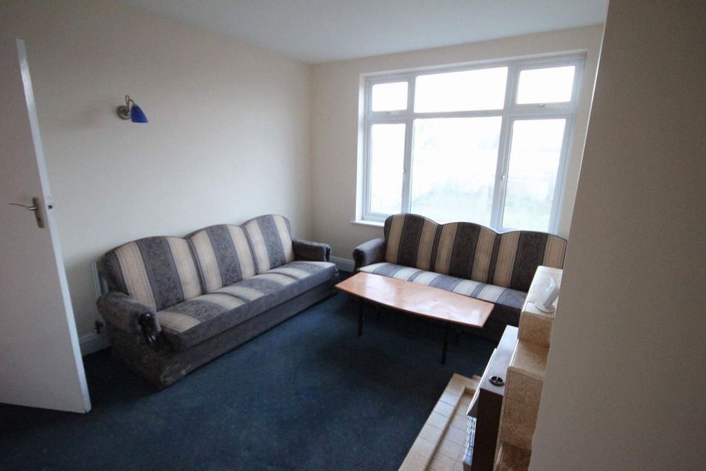Additional image 3 of 3 bed semi-detached house to rentSherwood Road, Luton LU4