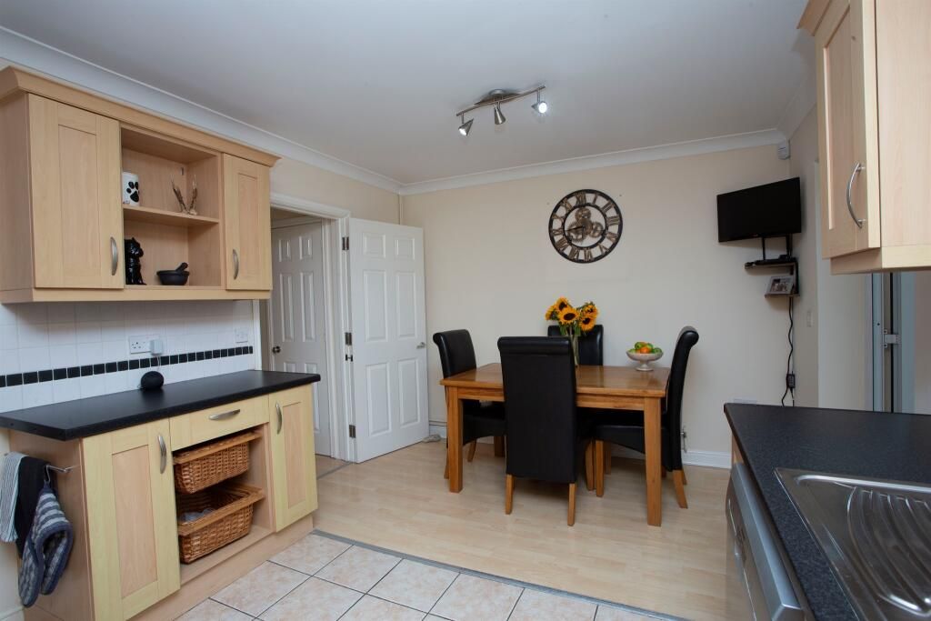 Additional image 4 of 3 bed end terrace house to rentRhiw'r Derwen, Llanharan, Pontyclun CF72