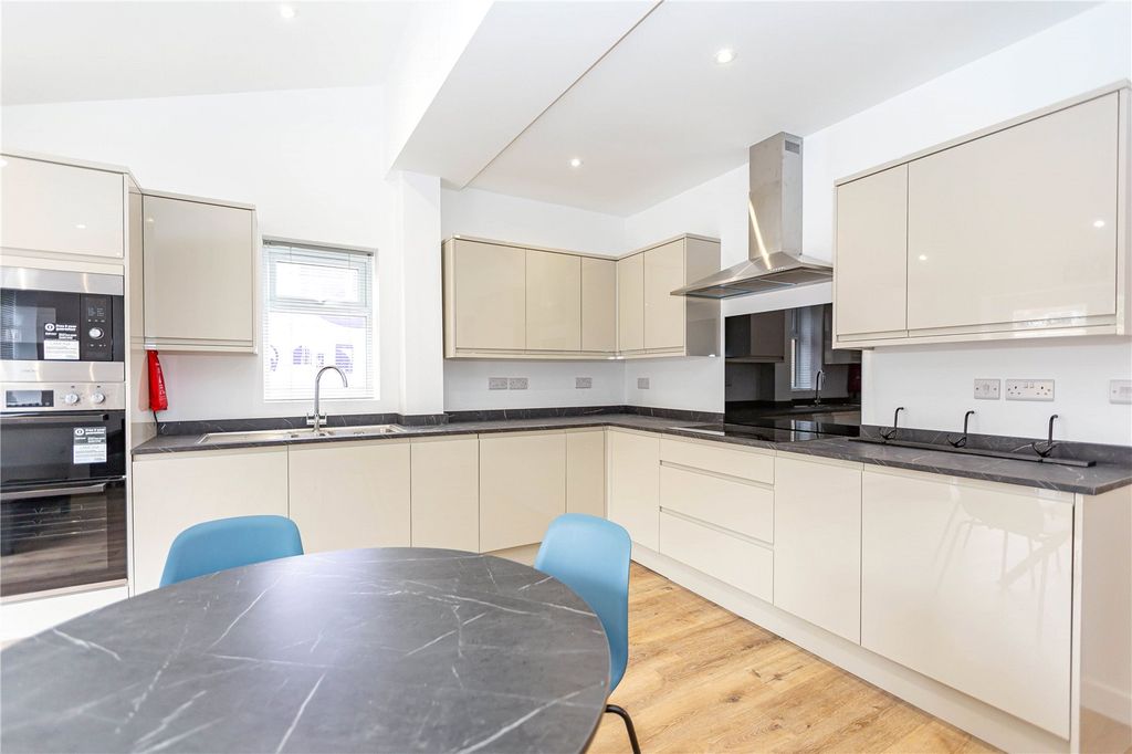 6 bed shared accommodation to rentStanley Avenue, Filton, Bristol BS34 photo 2