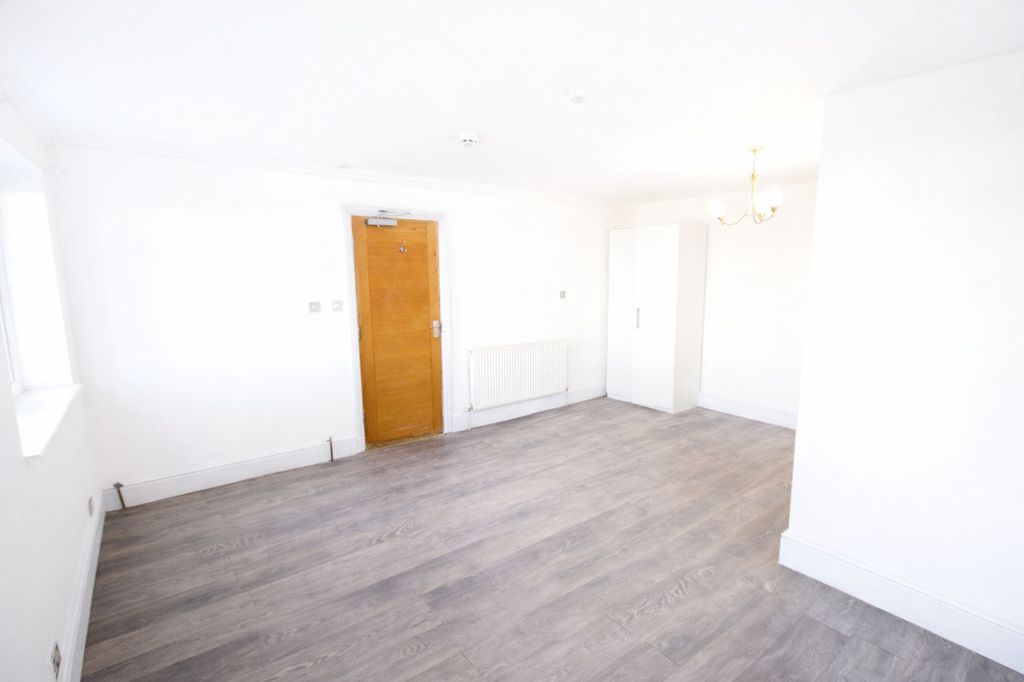 Additional image 15 of 9 bed detached house to rentSomerset Way, Iver SL0