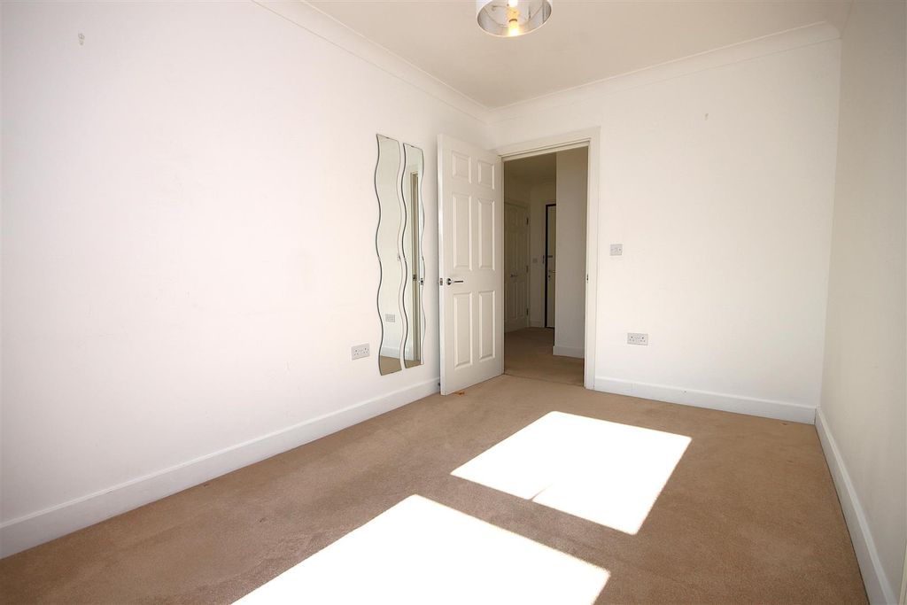 Additional image 11 of 2 bed flat to rentHighbury Drive, Leatherhead KT22