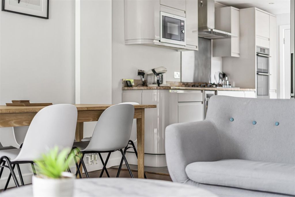 Additional image 8 of 4 bed town house to rentSt. Marks Court, Cambridge CB3
