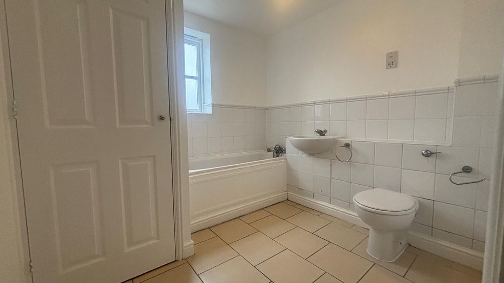 Additional image 7 of 2 bed flat to rentLovegrove Drive, Slough, Berkshire SL2