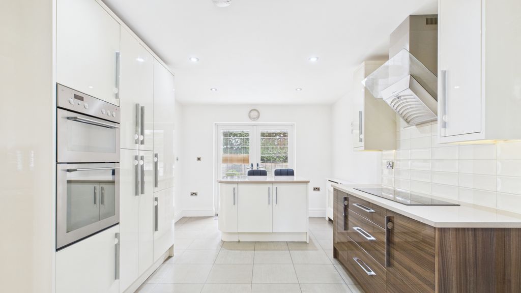 6 bed detached house to rentEndon ST9 photo 2