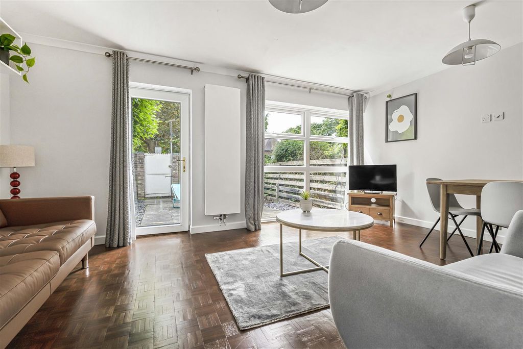 Additional image 5 of 4 bed town house to rentSt. Marks Court, Cambridge CB3