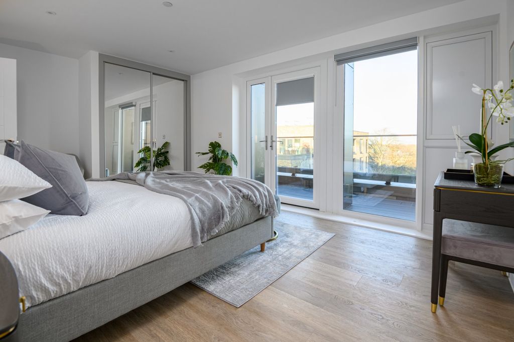 Additional image 16 of Studio to rentStation Avenue, Walton-On-Thames KT12