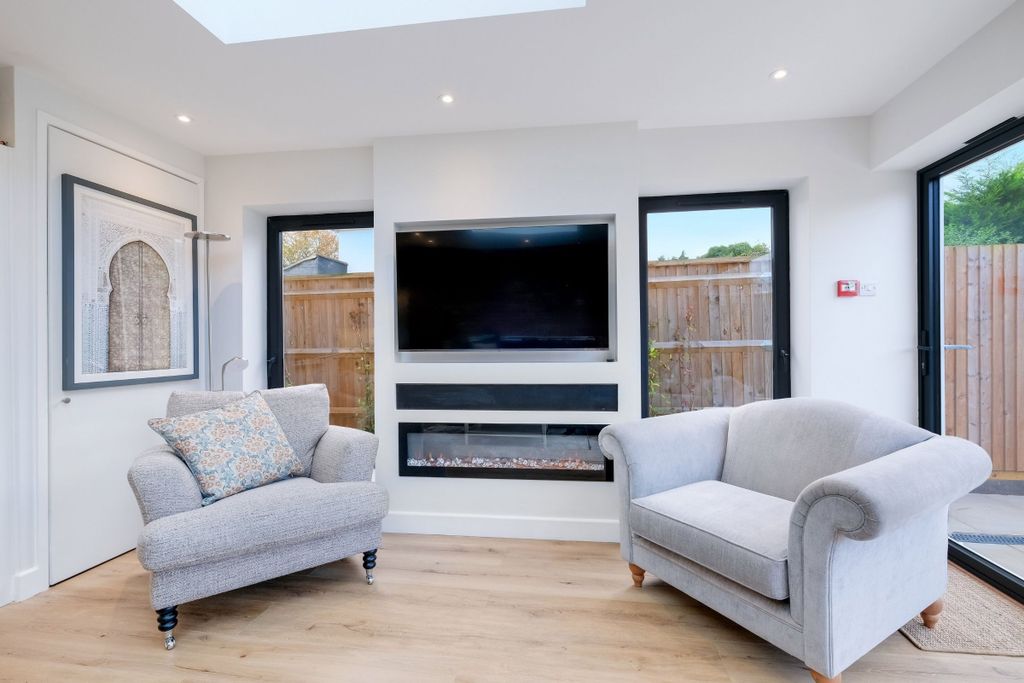 Additional image 8 of 6 bed semi-detached house to rentChurch Road, Iver SL0