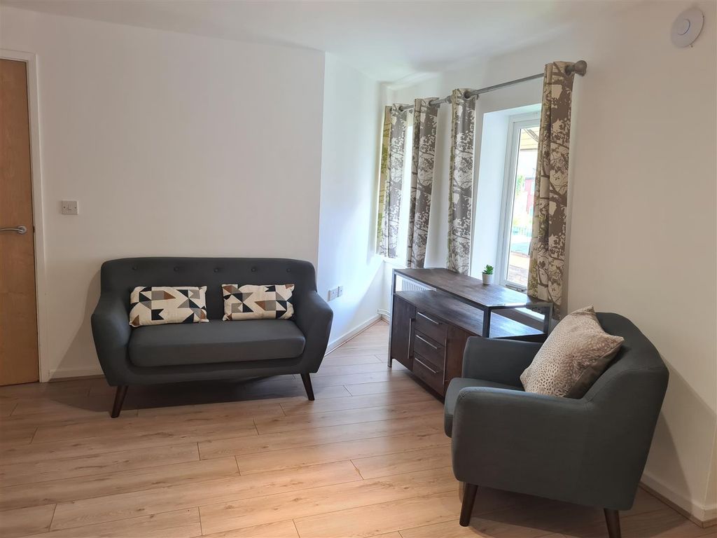 5 bed shared accommodation to rent17 The Forum, Tiverton Way, Cambridge - Group Saver CB1 photo 2