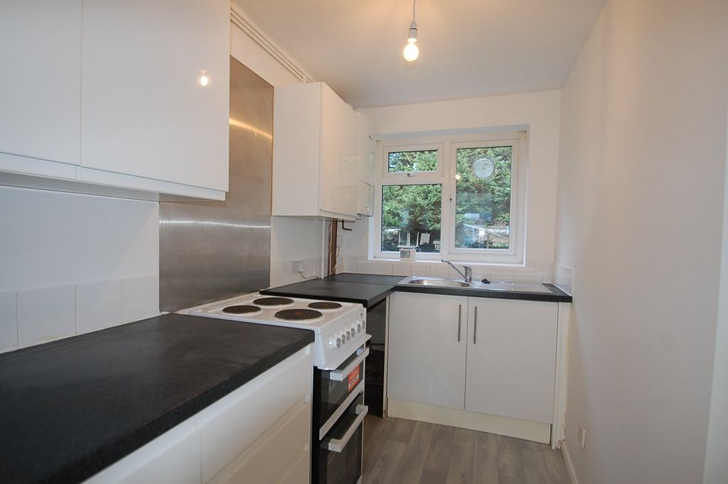 Additional image 2 of 1 bed parking/garage to rentHiljon Crescent, Chalfont St. Peter, Gerrards Cross SL9