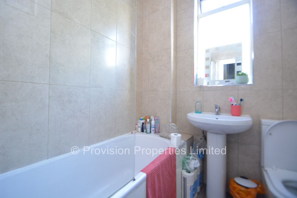 Additional image 10 of 8 bed terraced house to rentChestnut Avenue, Hyde Park, Leeds LS6