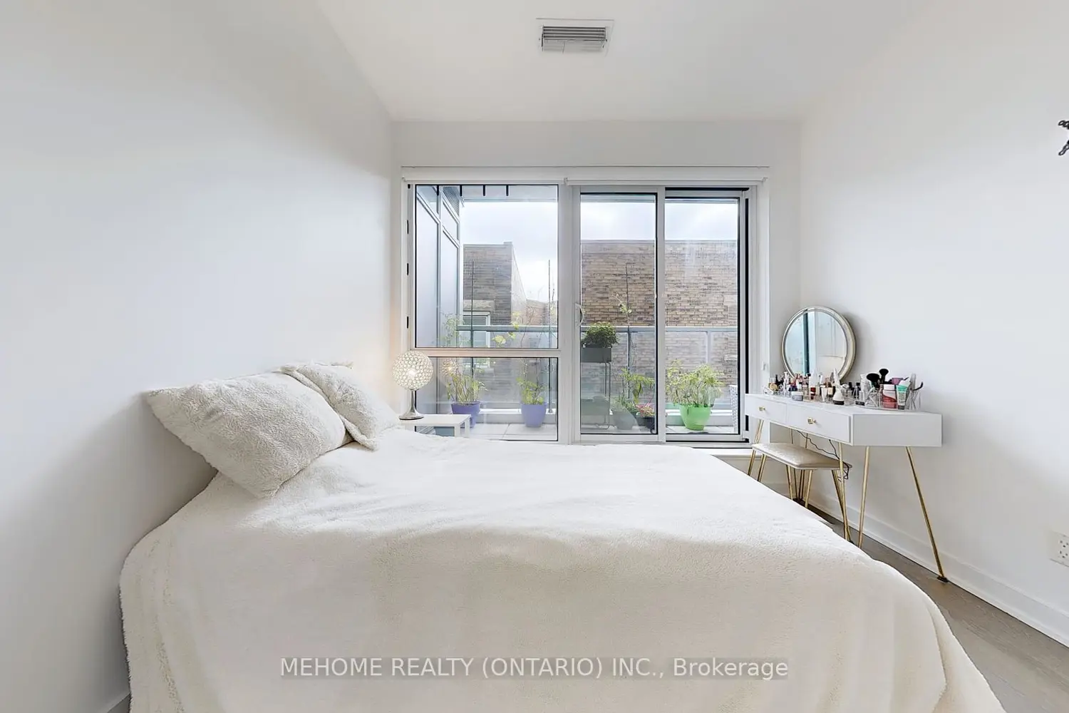 Additional image 13 of 501 St Clair Avenue 204