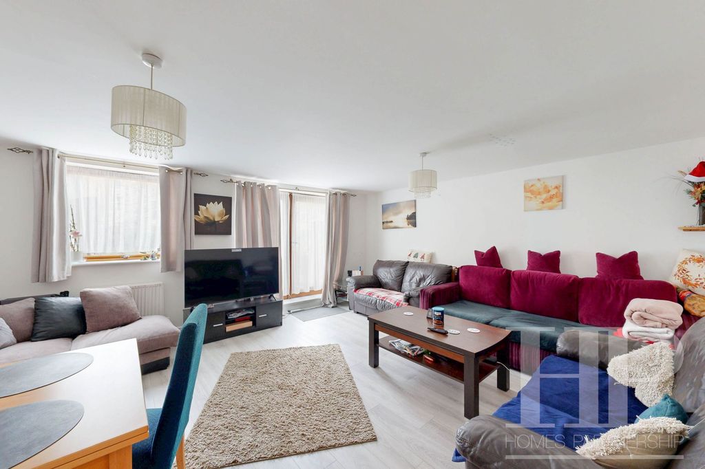 3 bed maisonette to rentCommonwealth Drive, Rampling Court Commonwealth Drive RH10 photo 3